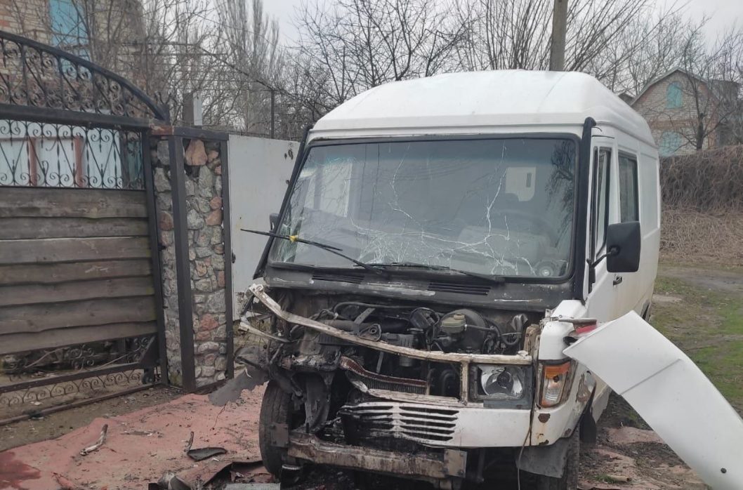 Поранений чоловік, понівечені 11 приватних будинків: росіяни обстріляли Нікорольщину