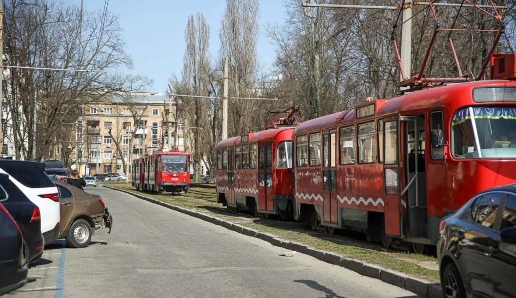 В Днепре из-за ДТП на Соборной площади заблокировано движение трамваев - рис. 1