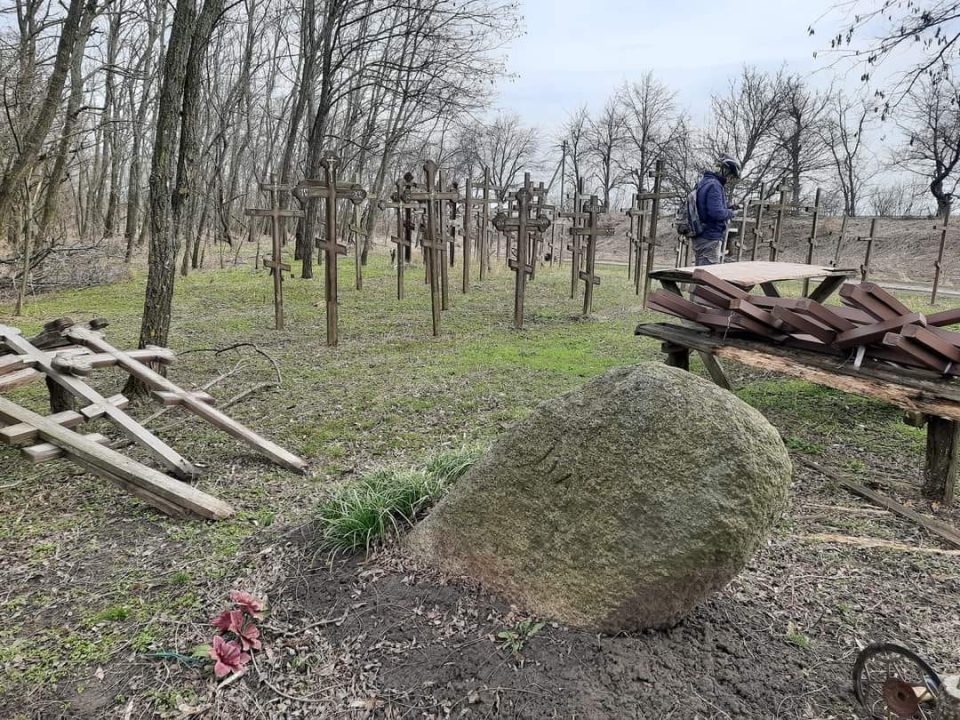 На Дніпропетровщині виявили ліс з десятків хрестів