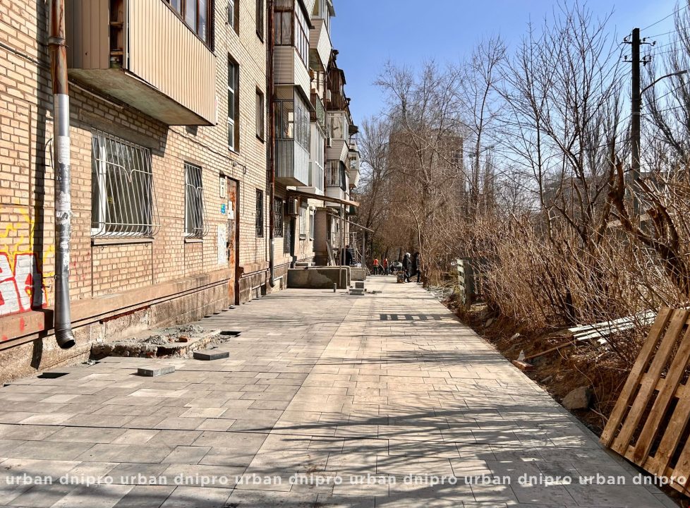 У Дніпрі продовжують облаштовувати благоустрій вулиць