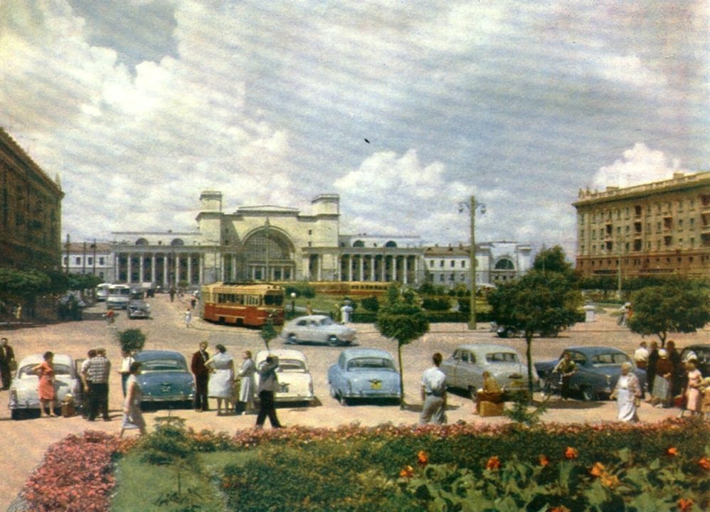 Багато зелені та квітів: який вигляд мав залізничний вокзал Дніпра у 1964 році  - рис. 2