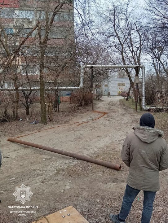 У Дніпрідвоє чоловіків намагались вкрасти трубу тепломережі 