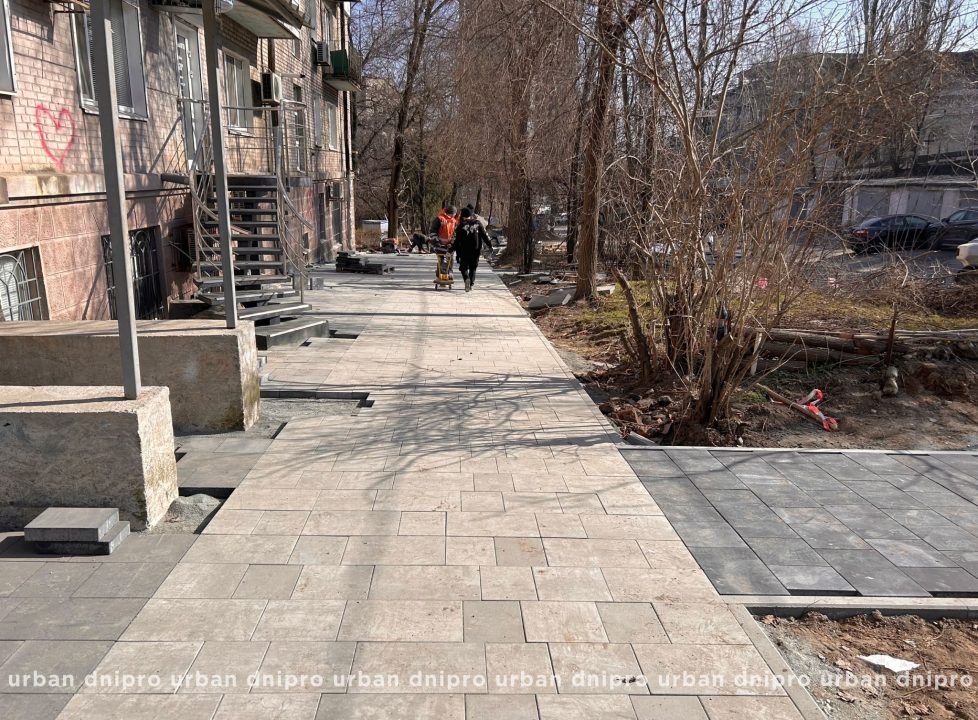 У Дніпрі продовжують облаштовувати благоустрій вулиць
