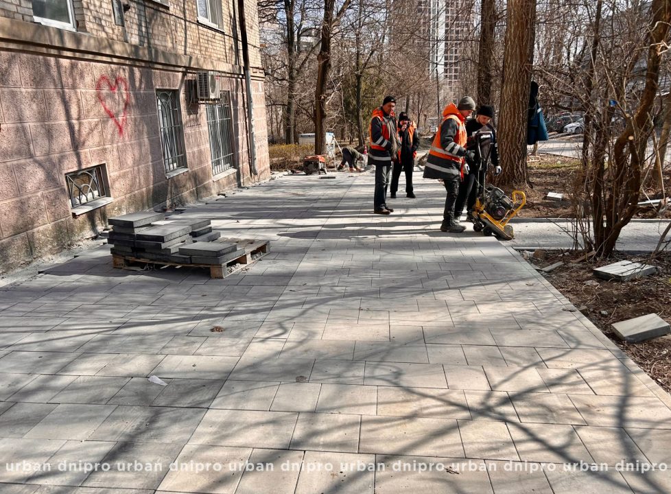 У Дніпрі продовжують облаштовувати благоустрій вулиць