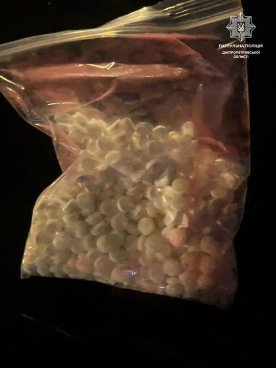 У Дніпрі затримали чоловіка, який нишпорив у кущах в пошуках наркотиків