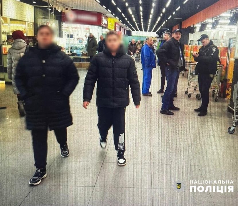 Случайно задел сумкой: в Днепре компания молодых людей избила 16-летнего подростка в ТЦ - рис. 1