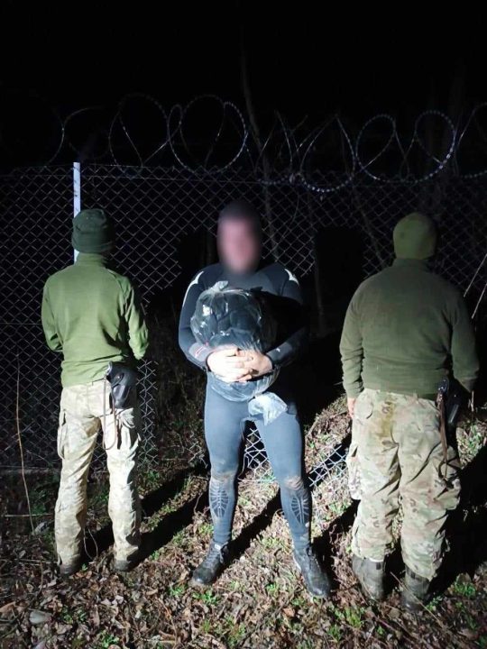 Троє чоловіків із Дніпропетровщини у дитячих жилетах намагалися втекти за кордон, перепливши Тису - рис. 3