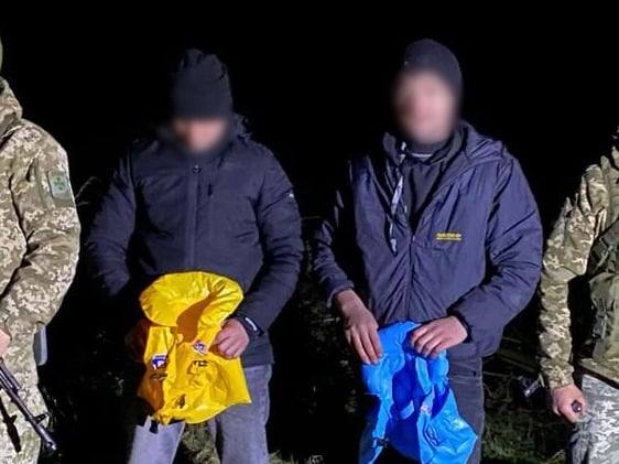 Троє чоловіків із Дніпропетровщини у дитячих жилетах намагалися втекти за кордон, перепливши Тису - рис. 2