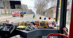 Підіймає настрій пасажирам: у Дніпрі курсує автобус з м'якими іграшками - рис. 1