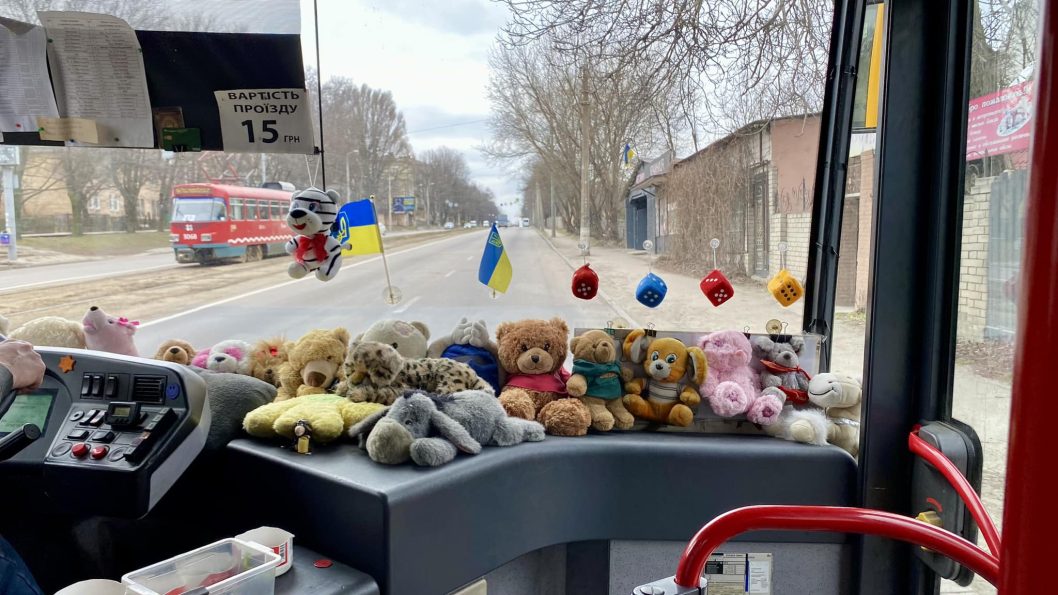 Поднимает настроение пассажирам: в Днепре ездит автобус с мягкими игрушками - рис. 1