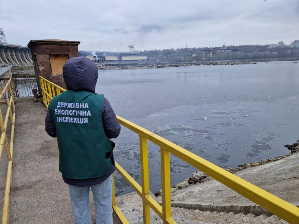 Через ракетний удар Росії по ДніпроГЕС стався витік нафтопродуктів у річку Дніпро