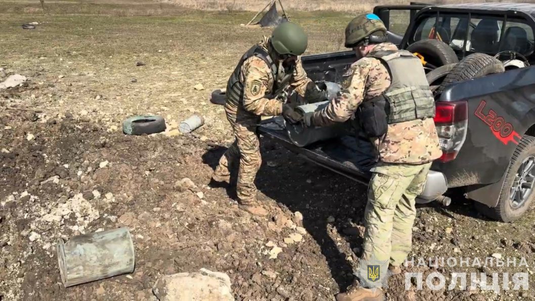 На Дніпропетровщині в полі виявили бойові частини «шахедів» та ворожої ракети