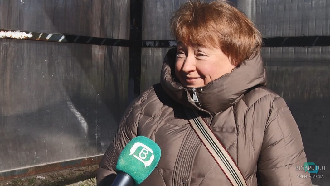 У Дніпрі невідомі розбили скло на зупинці громадського транспорту - рис. 5