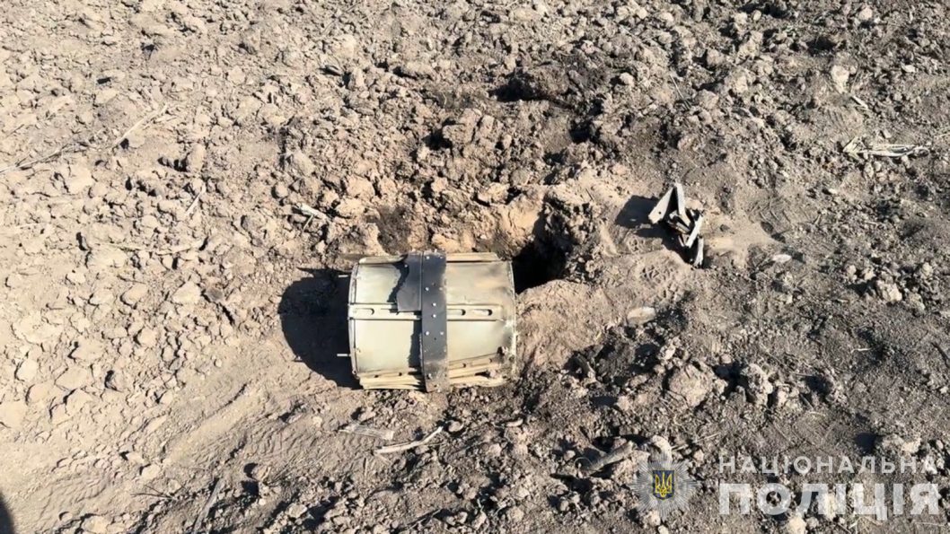 На Дніпропетровщині в полі виявили бойові частини «шахедів» та ворожої ракети