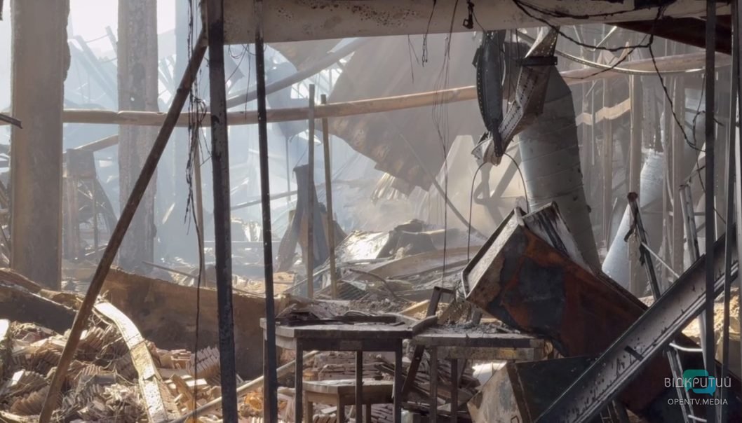 В Никополе разбирают завалы на месте удара по торговому центру - рис. 8