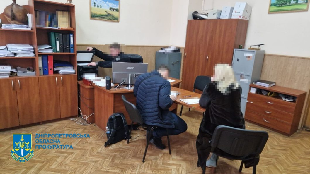 На Дніпропетровщині експосадовиця одержала хабарів на 3,5 млн гривень