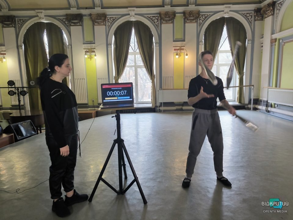 В Днепре 16-летний парень установил рекорд Украины по жонглированию тремя булавами - рис. 9