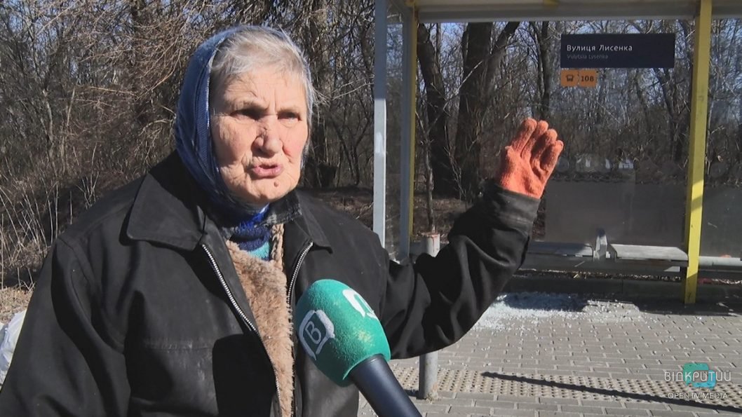 У Дніпрі невідомі розбили скло на зупинці громадського транспорту - рис. 4