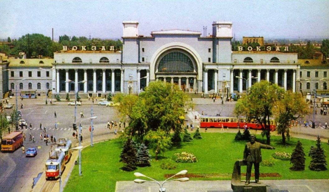 Багато зелені та квітів: який вигляд мав залізничний вокзал Дніпра у 1964 році  - рис. 5