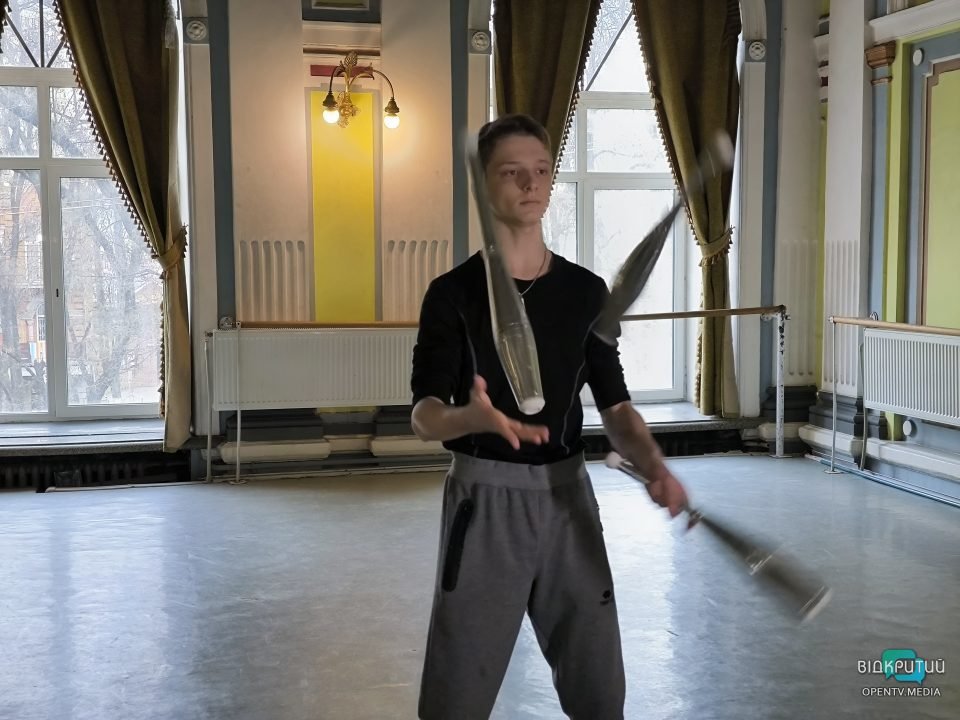 У Дніпрі 16-річний хлопець встановив рекорд України з жонглювання трьома булавами - рис. 3