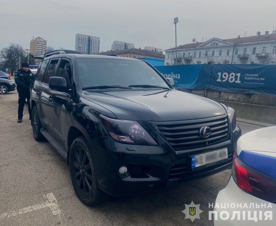 У середмісті Дніпра чоловік з автоматом порушував правила ПДР на елітному позашляховику - рис. 1