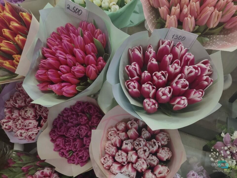 Скільки у Дніпрі коштують квіти на 8 березня
