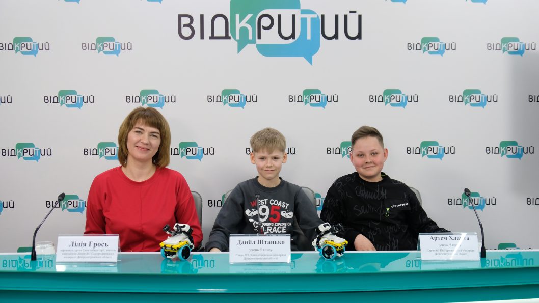 Роботи-танцюристи: школярі Дніпропетровщини представили розробки своїх наукових лабораторій - рис. 1