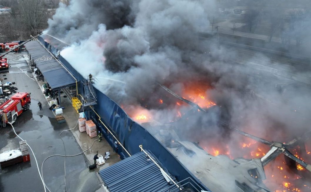 Пламя укрощали более 5 часов: последствия обстрела торгового центра в Никополе - рис. 2