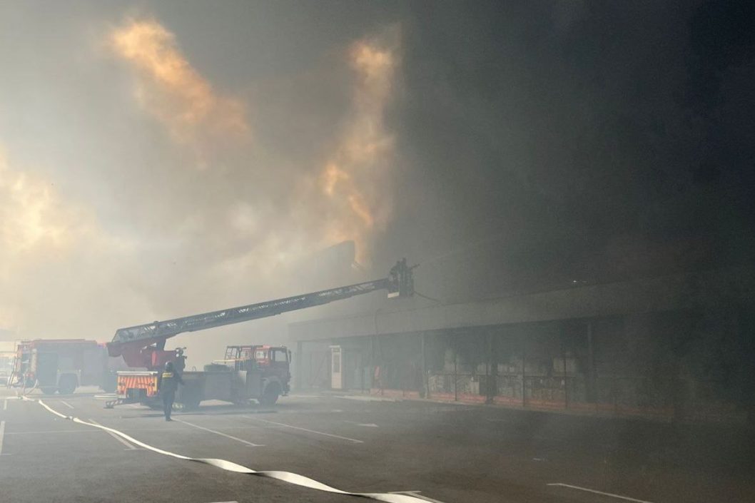 Пламя укрощали более 5 часов: последствия обстрела торгового центра в Никополе - рис. 6