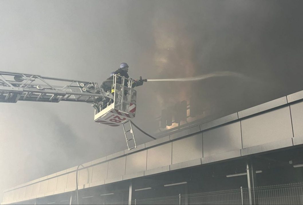 Пламя укрощали более 5 часов: последствия обстрела торгового центра в Никополе - рис. 1
