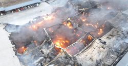 Пламя укрощали более 5 часов: последствия обстрела торгового центра в Никополе - рис. 2
