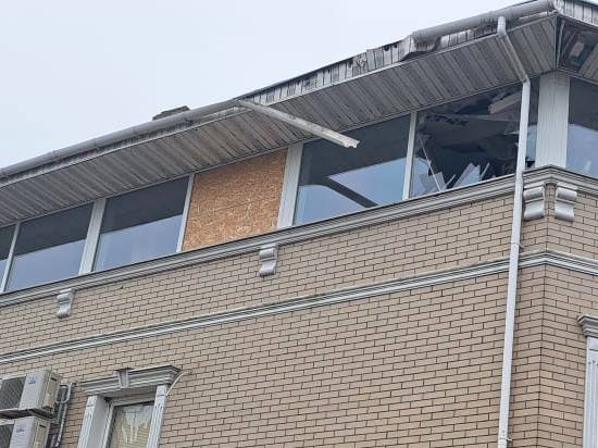 Пошкоджено комунальне підприємство, будинки і авто: наслідки ворожих обстрілів Нікополя - рис. 1