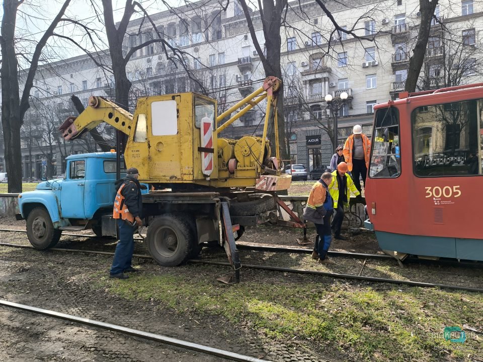 У середмісті Дніпра трамвай №1 зійшов з рейок, врізавшись у парапет