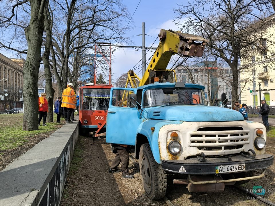 У середмісті Дніпра трамвай №1 зійшов з рейок, врізавшись у парапет
