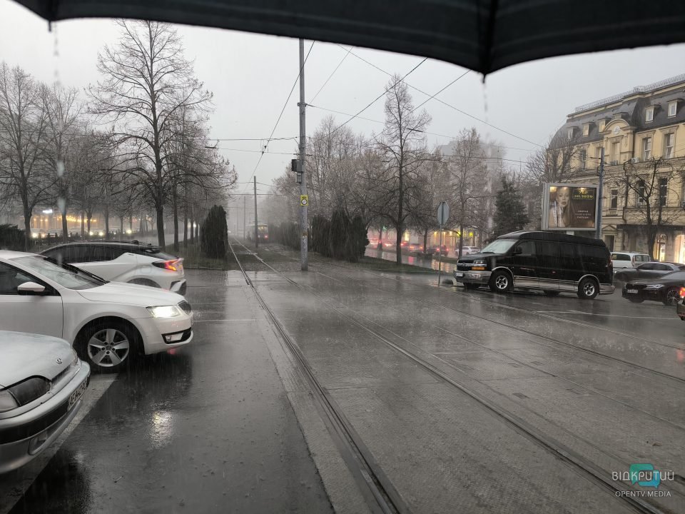 Затоплені вулиці та зламані дерева: Дніпро накрила потужна злива