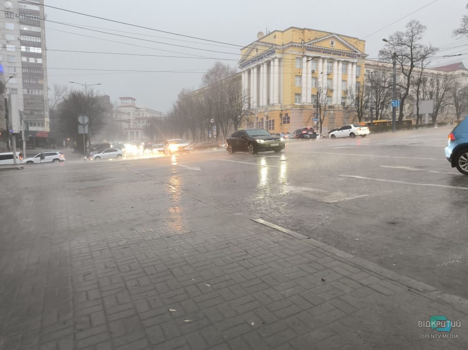 Затоплені вулиці та зламані дерева: Дніпро накрила потужна злива