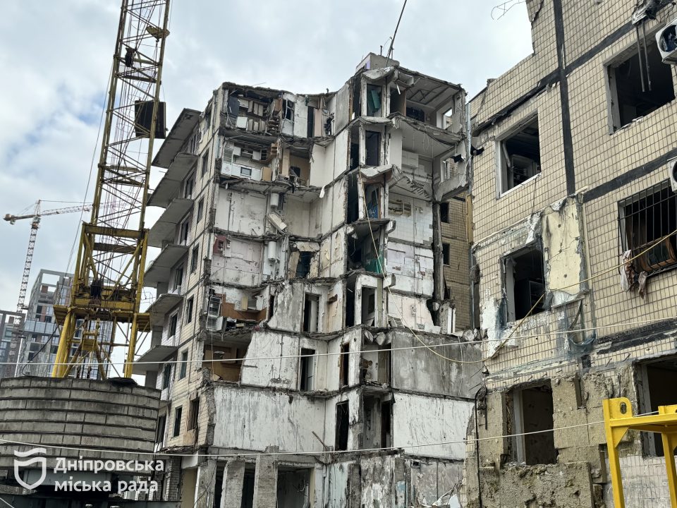 У Дніпрі розпочали демонтаж 3 підʼїзду у будинку на Набережній Перемоги, куди рік тому влучила ракета