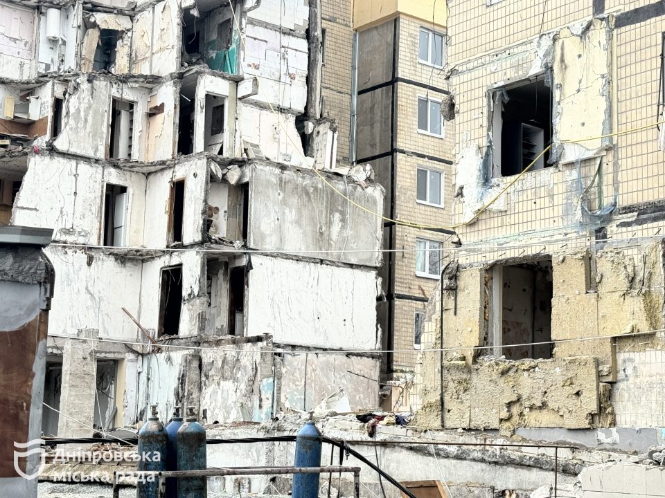 У Дніпрі розпочали демонтаж 3 підʼїзду у будинку на Набережній Перемоги, куди рік тому влучила ракета