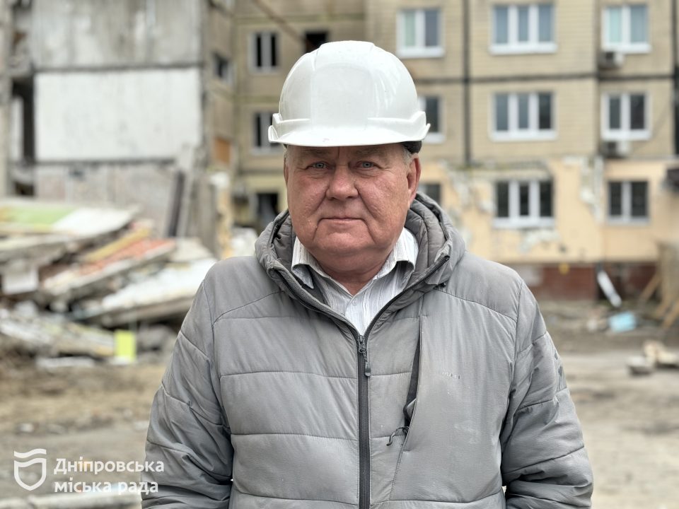 У Дніпрі розпочали демонтаж 3 підʼїзду у будинку на Набережній Перемоги, куди рік тому влучила ракета