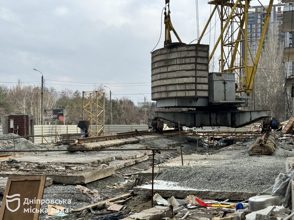 У Дніпрі розпочали демонтаж 3 підʼїзду у будинку на Набережній Перемоги, куди рік тому влучила ракета