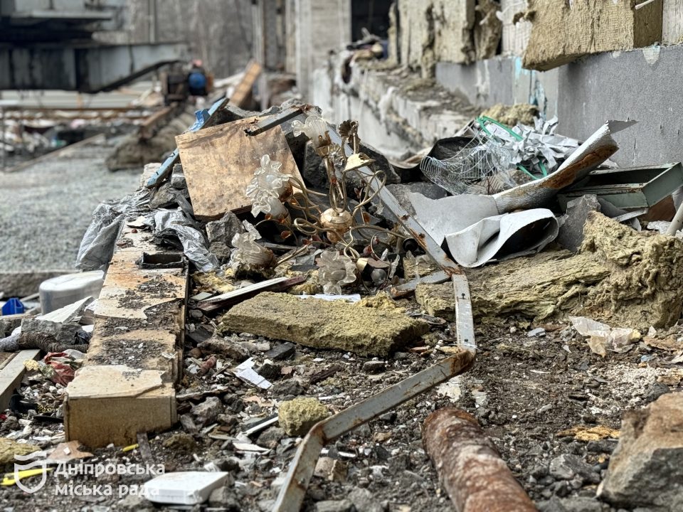 У Дніпрі розпочали демонтаж 3 підʼїзду у будинку на Набережній Перемоги, куди рік тому влучила ракета