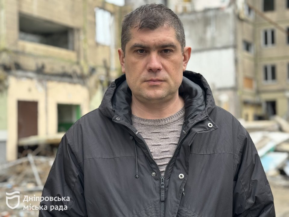 У Дніпрі розпочали демонтаж 3 підʼїзду у будинку на Набережній Перемоги, куди рік тому влучила ракета