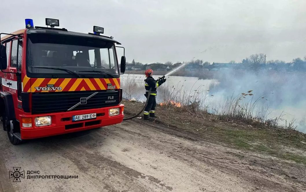 За день вчинили 55 пожеж: на Дніпропетровщині штрафують паліїв сухої трави - рис. 2