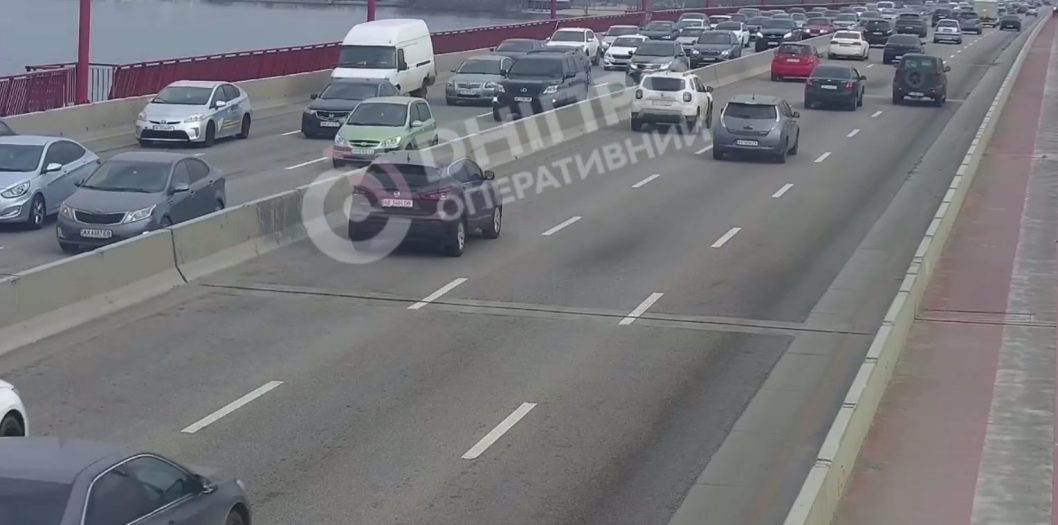 У Дніпрі на Новому мосту в напрямку правого берега утворився великий затор - рис. 1