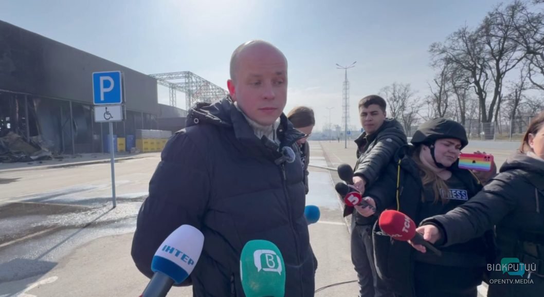 В Никополе разбирают завалы на месте удара по торговому центру - рис. 3