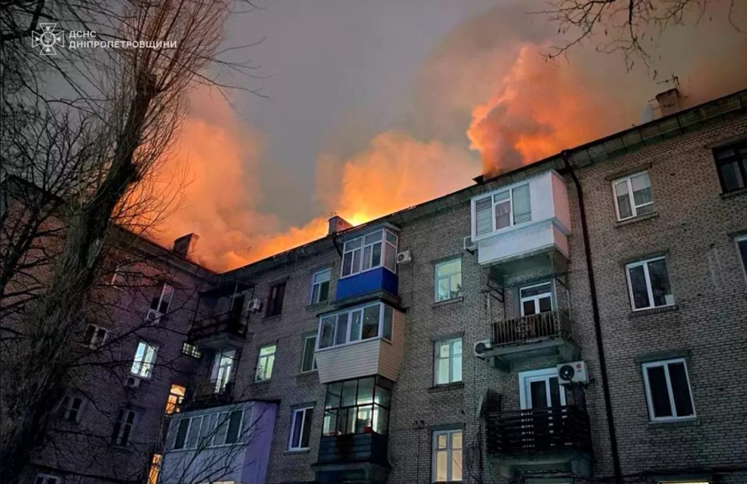 У середмісті Дніпра вщент згорів дах багатоповерхівки