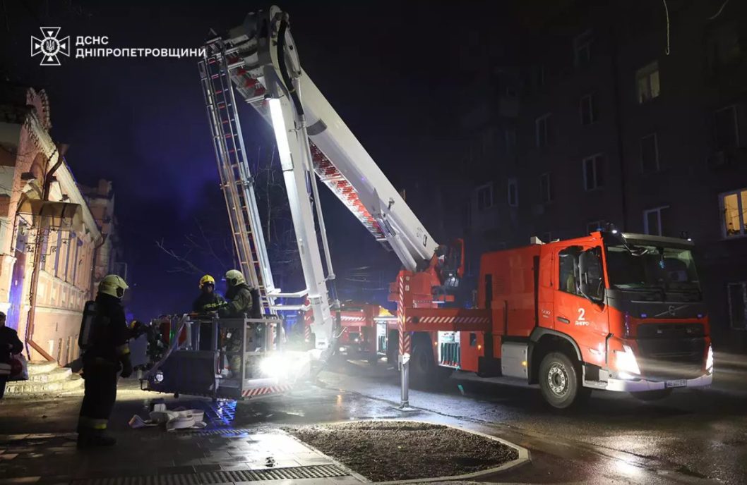 У середмісті Дніпра вщент згорів дах багатоповерхівки