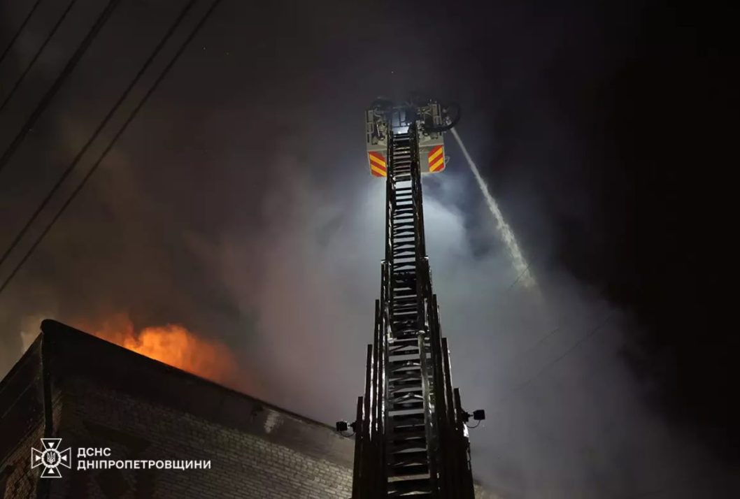 У середмісті Дніпра вщент згорів дах багатоповерхівки