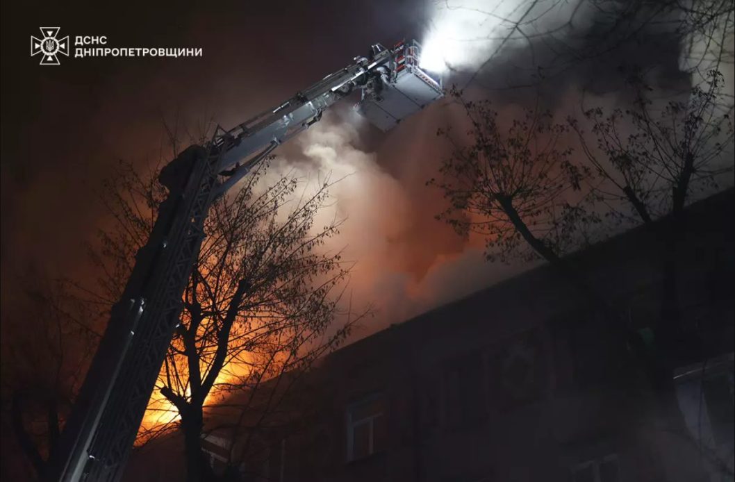 У середмісті Дніпра вщент згорів дах багатоповерхівки