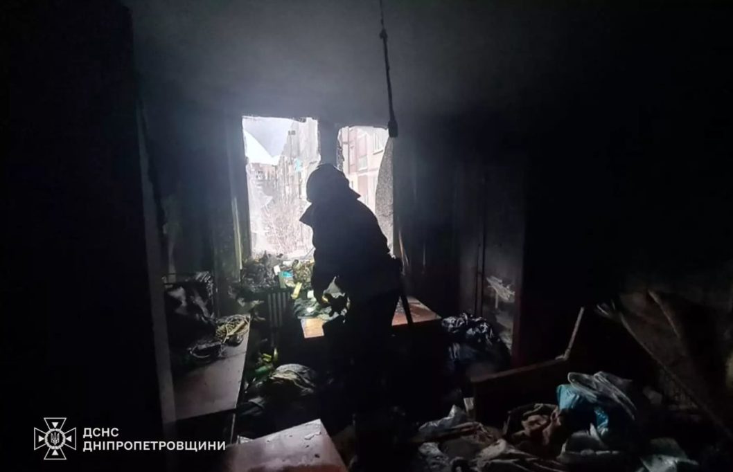 У Дніпрі рятувальники винесли з палаючої квартири дві людини та кота
